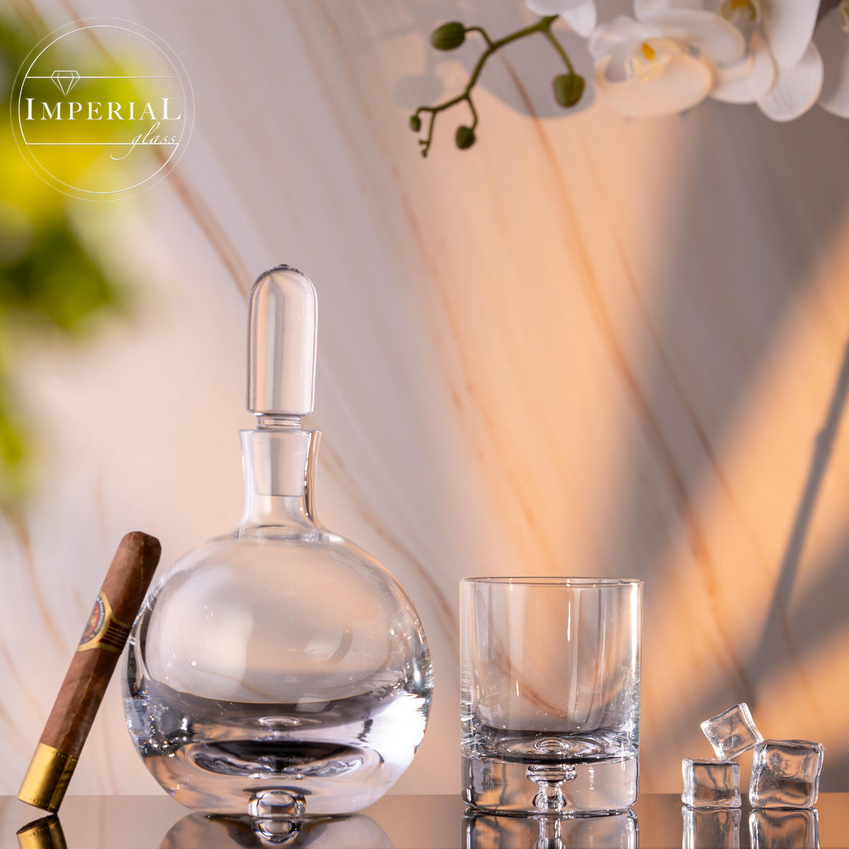 Karafka do whisky IMPERIAL ze szklanym korkiem i 6 szklankami do whisky. Ręcznie wykonany zestaw ze szkła krystalicznego z bąbelkami powietrza w dnie „Lizbona”