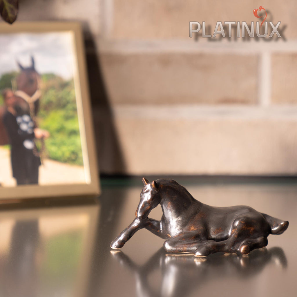 PLATINUX Figurka ceramiczna czyszczący się koń 13x6,1x6,3cm ceramika z efektem metalicznym rękodzieło