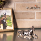 PLATINUX Figurka ceramiczna Koń leżący z uniesioną głową 14x6,1x6,3cm z metalicznym wykończeniem Rękodzieło